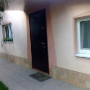 Разом с коммунальн. здам пристройку для 1  людини без тварин