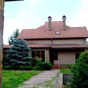 Продається преміальне домоволодіння з двома будинками, басейном та сауною в Новому Дворі.