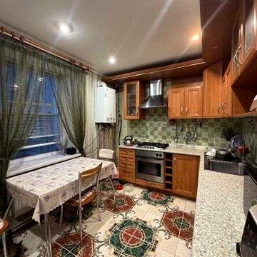 Продам 3-кімнатну квартиру на Черемушках — цегляний спецпроєкт, індивідуальне газове опалення!