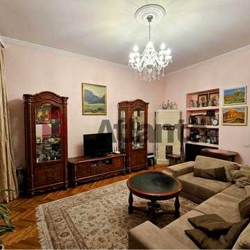 2 кімнт кварт в центрі, стан-жилий , є парко-місце, горище, підвал