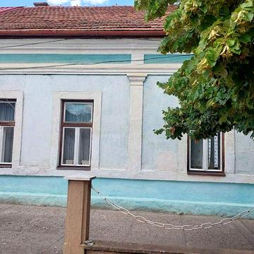 Продається в центрі Берегова квартира в спільному дворі