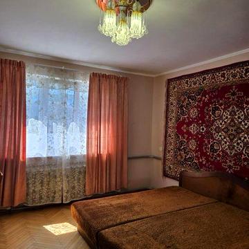 В центрі міста в особняку здається 2окремий поверх з автоном.опаленням, закритий двір.В районі Містечка Центральне.