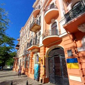 Продаж дворівневої квартири на вул. Софіївській, окремий вхід, авторський ремонт