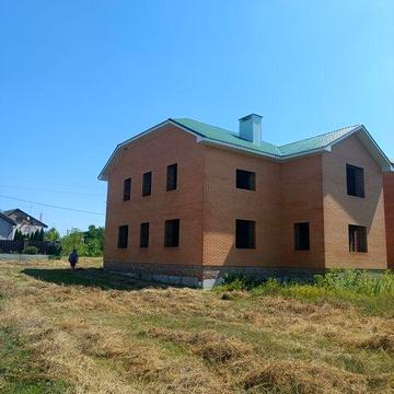 Продаж великого будинку без внутрішніх робіт в передмісті