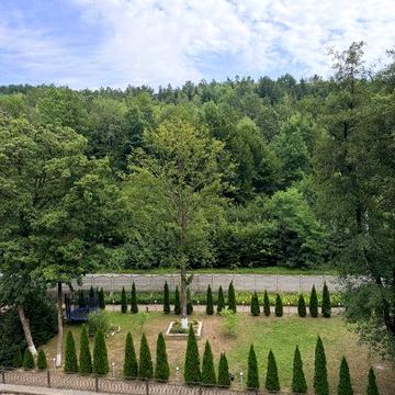 Квартира в курортній Поляні з панорамним видом на гори та річку