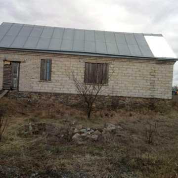 Будинок  біля річки