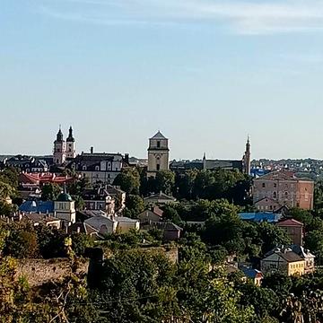 Продам простору 2-х кімн. квартиру з інд.опаленням на 2-му поверсі в центрі міста