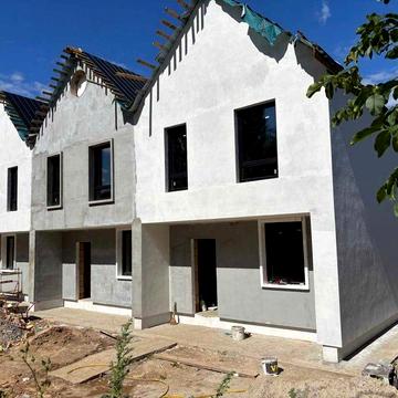 Завершальний етап. Продам будинок 120 м2 з мансардою, ділянкою, є газ.