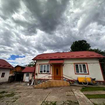 Продається затишний півтораповерховий будинок у с. Ганусівка — всього 15 км від Івано-Франківська