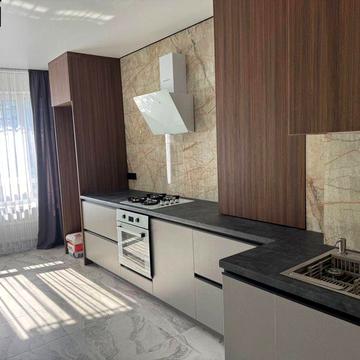 Продам велику 2-кімнатну квартиру з ремонт в Центрі