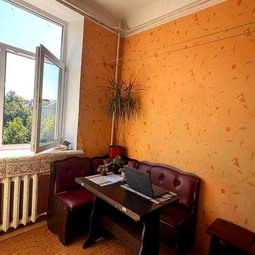 Продам БОЛЬШУЮ 2-х комнатную Сталинку в Центре !