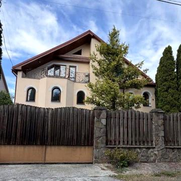 Продаж просторого будинку для великої родини