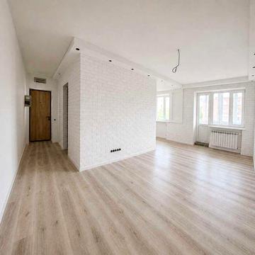 Продам 2-кімнатну квартиру-студію 55 м² з ремонтом у центрі Ромнів