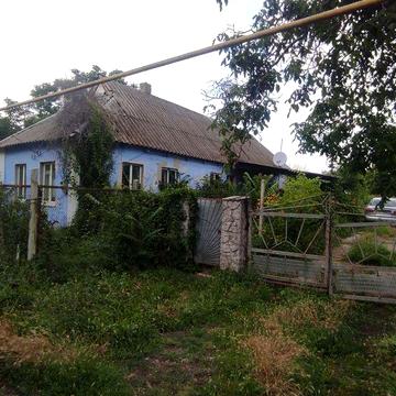 дом з ділянкой 10 сот в центрі села, є вода світло, поруч газ