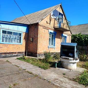 Продаж просторого двоповерхового цегляного будинку в місті Узин.