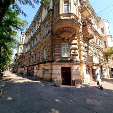 Продаж кімнати в комунальній квартирі в центрі Одеси, вул. Ніжинська / Дворянська, 44 м²