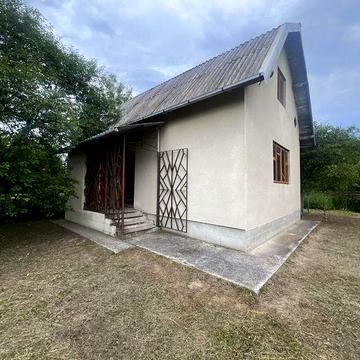 Дача з садовим будинком та приватизованою земельною ділянкою