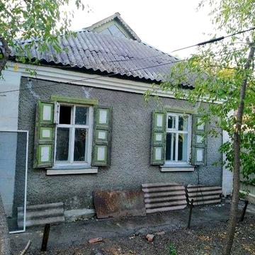 Цегляний будинок поруч з зупинкою