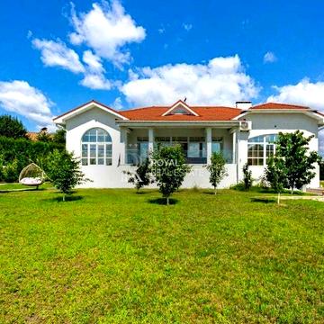 Продаж Будинок Вишеньки вул. Свободи 453 м² 4 кімнати 35 соток Власна берегова лінія Пляж Гараж для човна Охорона Вихід до води