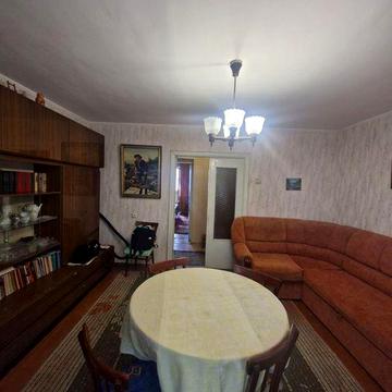 Продається 4-кімнатна квартира на 2 поверсі  цегляного будинку