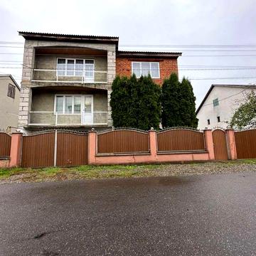 Продається триповерховий будинок у м. Тячів в чудовому стані