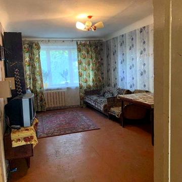 Продаю  2 кімнатну квартиру  в центрі міста, перший поверх