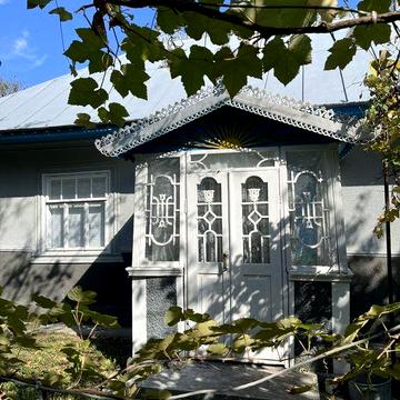 Житловий будинок з господарськими будівлями та спорудами