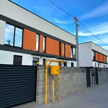 Продам котедж з усіма міськими комунікаціями та зручною локацією.