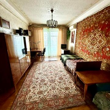 Київ. Термінова продажа 3 кімнатної квартири в Святошинському районі, бульвар Жуля Верна (Ромена Роллана) 5/8