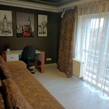 Здається півбудинку.   3 кімнати на 2 поверсі