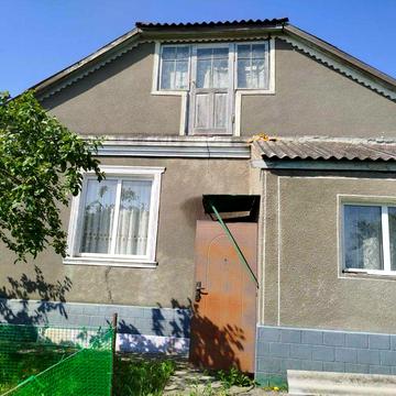 Частина будинку і земельна ділянка з садом