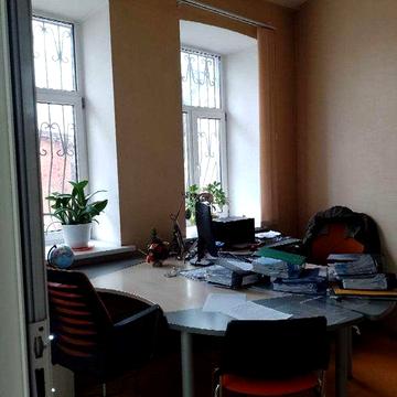 Продам 2 к.кв. с офісним ремонтом в Центрі, м. Пл. Конституції