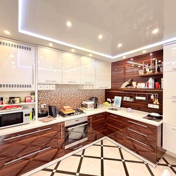 Продаж 3 кімнатної квартири Митниця-центр,вул. С.Жужоми сучасний ремонт,меблі