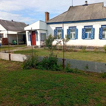 Продається затишний будинок в м. Глобине.