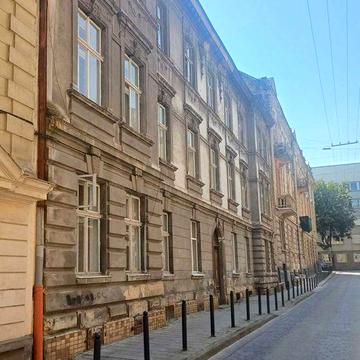 Продаж 2 кім. квартири, центр 61,5м.кв 1 поверх
