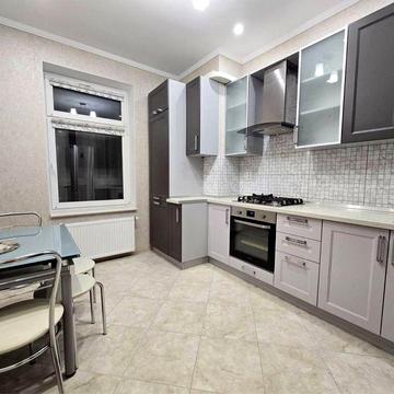 Оренда СВІЖОЇ 1к НОВОБУДОВИ, ГОЛОВНА - КАДЕНЮКА (АВТОВОКЗАЛ), є МЕБЛІ та ТЕХНІКА, гардеробна, сигналізація, лоджия!
