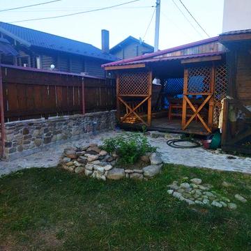 КАРПАТИ. Окрема невеличка садиба з будиночком бiля рiчки