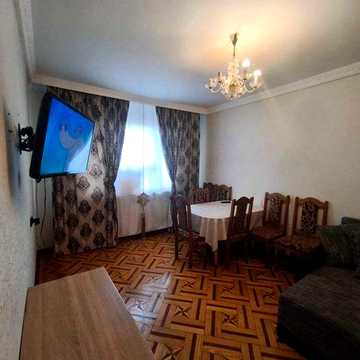 Продам затишну 2-кімн. квартиру на Черемушках (район Будинку Меблів). Цегляний будинок, 7/9, шикарний паркет, меблі, техніка. Поруч школи та садки!