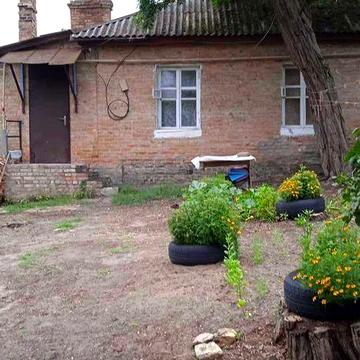 2-кімн. 25м2.Черкаси,р-н Соснівка, поруч обласна лікарня, магазини,зупинки, зручне розташування.Приватний сектор, двір, заїзд.