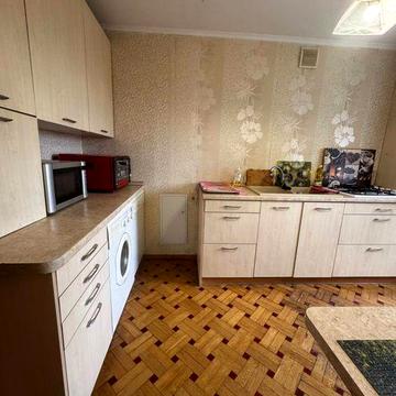 Продам 4-х кімн. квартиру на Черемушках в цегляному будинку