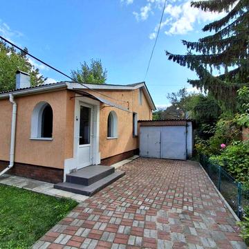 Продаж двохкімнатної квартири на землі в центрі.