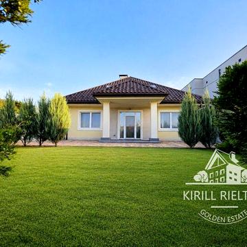 Продажа дома с пятью спальнями, тремя санузлами и двумя крытыми парковочными местами в коттеджном поселке «Золотые Ключи».