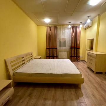 Дніпровська набережна вул., 23