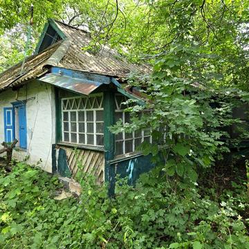 Земельна ділянка та старий будинок