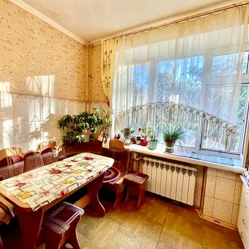 Продам хорошу 2к квартиру в Центрі. Сталінка. Закритий двір !
