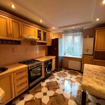 Трикімнатна квартира біля ринку