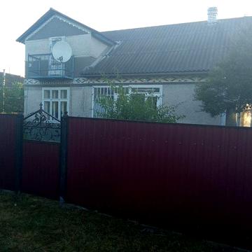 Будинок в селі в тихому місці