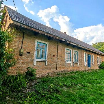 Цегляний будинок під реконструкцію.