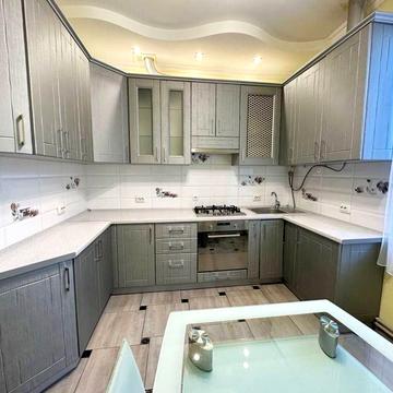 ЦЕНТР! Продам СВІТЛУ ПРОСТОРУ 2х кімнатну З РЕМОНТОМ в районі Кобилянської (вул. УКРАЇНСЬКА), ЛОДЖИЯ 9.5М2,  СВОЄ ПАРКОМІСЦЕ у закритому дворі