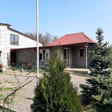 Дом с большим участком и баней в живописном месте.